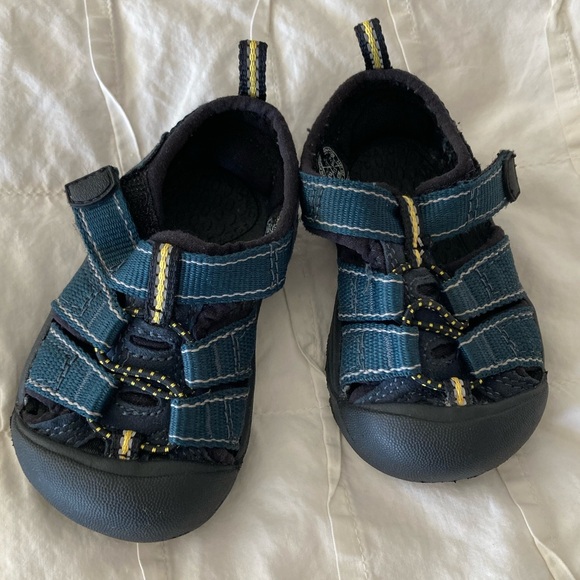 Toddler blue Keen Newport H2 sandals size 4, with covered toe and Vibram sole - Picture 6 of 6